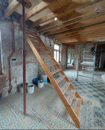 Houten trap beschikbaar voor biedingen