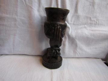 Sublieme sculptuur van een hand die een beker draagt H 20 cm beschikbaar voor biedingen