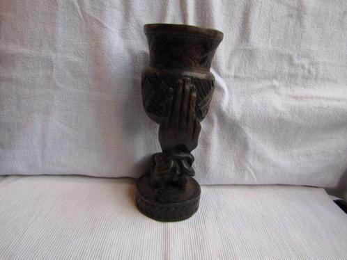 Sublieme sculptuur van een hand die een beker draagt H 20 cm, Antiek en Kunst, Kunst | Niet-Westerse kunst, Ophalen of Verzenden