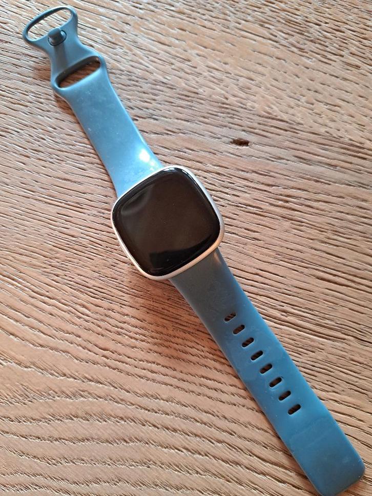 Fitbit Versa 4, Bijoux, Sacs & Beauté, Montres connectées, Utilisé, Android, Gris, Enlèvement ou Envoi