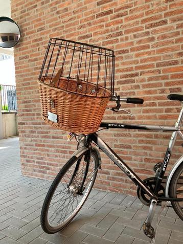 Fietsmand voor hondje beschikbaar voor biedingen