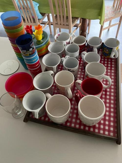 Tassen + Oven + Plastic kinderbordjes, potjes en drinkbekers, Kinderen en Baby's, Kinderspulletjes, Gebruikt, Ophalen