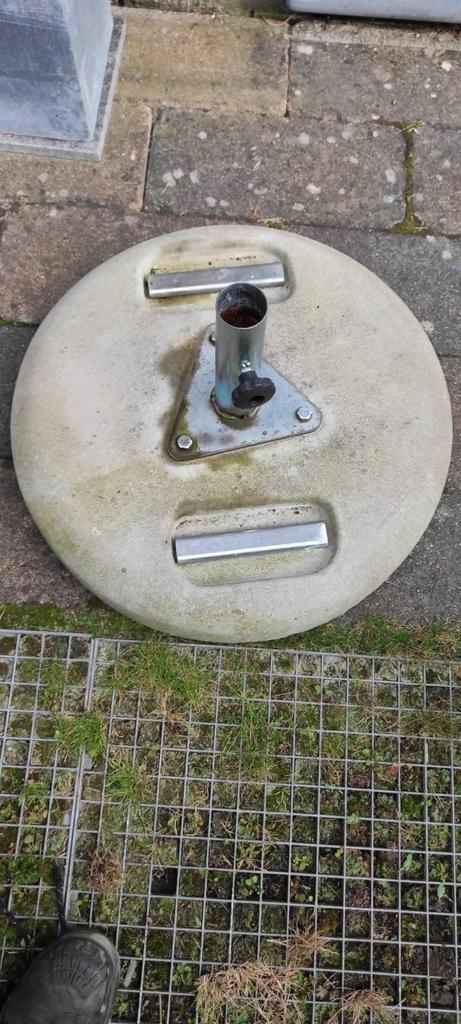 Betonnen parasolvoet voorzien van uittrekbare handvatten,gla, Tuin en Terras, Parasols, Zo goed als nieuw, Parasolvoet, Ophalen