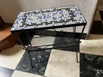 retro krantenhouder bijzettafeltje met mozaiek blad beschikbaar voor biedingen