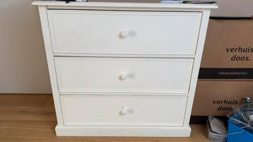 Commode avec tirroirs disponible aux enchères
