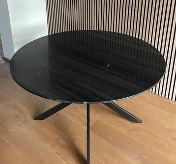 Zware marmeren eettafel, stijlvol en tijdloos beschikbaar voor biedingen