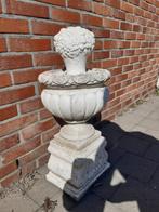 Tuinbeeld .Vaas met bloempotje op sokkel., Tuin en Terras, Ophalen, Gebruikt