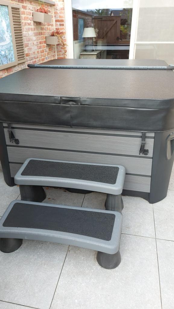 Jacuzzi voor 3 personen, Tuin en Terras, Bubbelbaden en Hottubs, Zo goed als nieuw, Afdekzeil, Filter, Trap, Ophalen