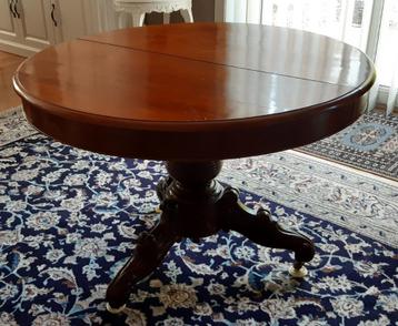 Antieke ronde tafel beschikbaar voor biedingen