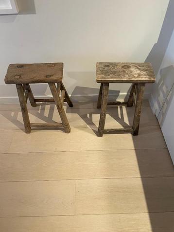 Decoratieve houten krukjes (2 stuks) beschikbaar voor biedingen