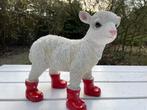 Lammetje laarsjes, kinderkamer, babykamer rood 30cm, Tuin en Terras, Ophalen of Verzenden, Nieuw, Kunststof, Dierenbeeld