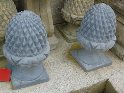 dennenappel, kolomkop of pilaster in blauwe steen, Tuin en Terras, Tuinwanddecoratie, Nieuw, Ophalen