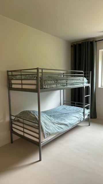 Metalen stapelbed beschikbaar voor biedingen