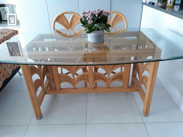 Rotan tafel en 6 rotan stoelen. Zittingen stoelen beige., Huis en Inrichting, Tafels | Sidetables, Zo goed als nieuw, Ovaal, Ophalen