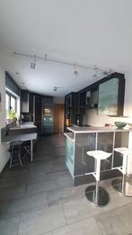 Moderne keuken in grijs hoogglans met ontbijttafel en toog, Grijs, Hoogglans of Gelakt, Kunststof, Gebruikt