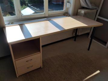 Bureau met ladenkastje beschikbaar voor biedingen