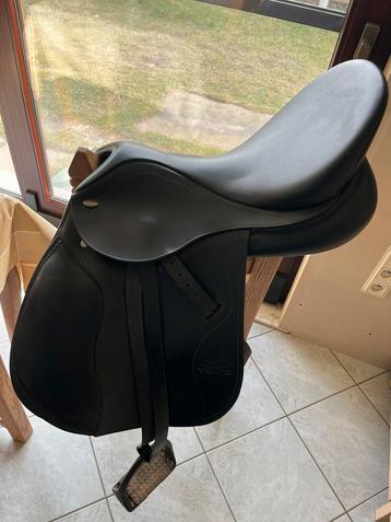 Tekna veelzijdigheidszadel 17 inch beschikbaar voor biedingen