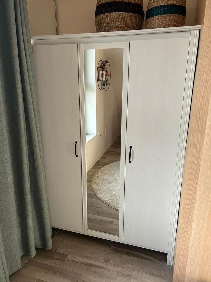 Armoire IKEA SONGESAND à vendre, Maison & Meubles, Armoires | Penderies & Garde-robes, Comme neuf, Avec porte(s), Avec tablette(s)