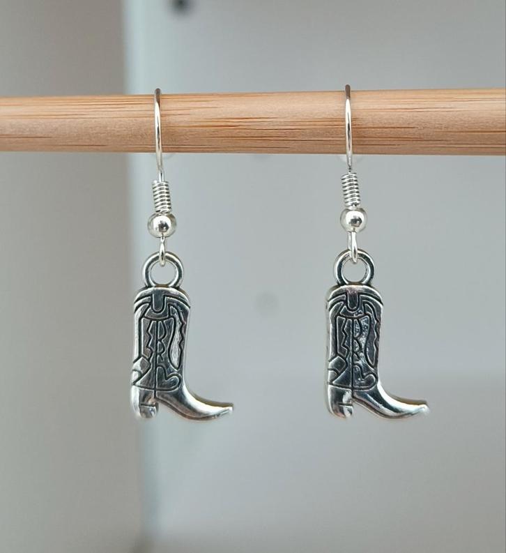 Zilverkleurige oorbellen met cowboy laars, nieuw! Handgemaak, Handtassen en Accessoires, Oorbellen, Nieuw, Hangers, Zilver, Zilver