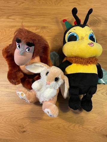 Verschillende knuffels bij, aap, konijn beschikbaar voor biedingen