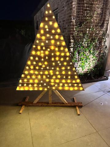 Houten kerstbomen met verlichting beschikbaar voor biedingen