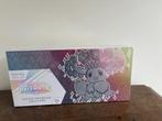 Pokémon Scarlet & Violet Prismatic Evolutions Super Premium, Ophalen, Nieuw, Boosterbox, Foil
