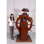 Pirate with Steering Wheel – Piraat beeld Hoogte 199 cm