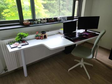Wit houten bureau beschikbaar voor biedingen