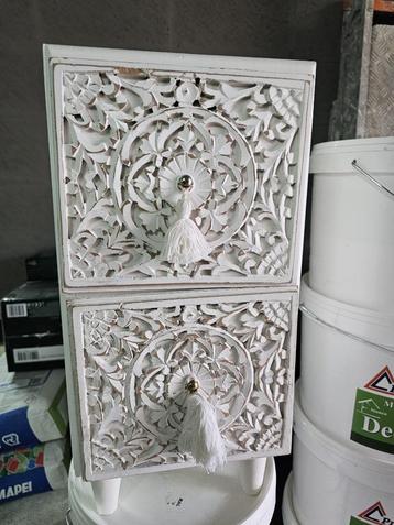 Nachtkast te koop 2 stuks beschikbaar voor biedingen