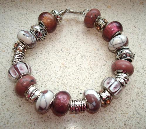 Leren armband met 22 bedels - maat naar wens, Handtassen en Accessoires, Armbanden, Nieuw, Leer, Met bedels of kralen, Verzenden