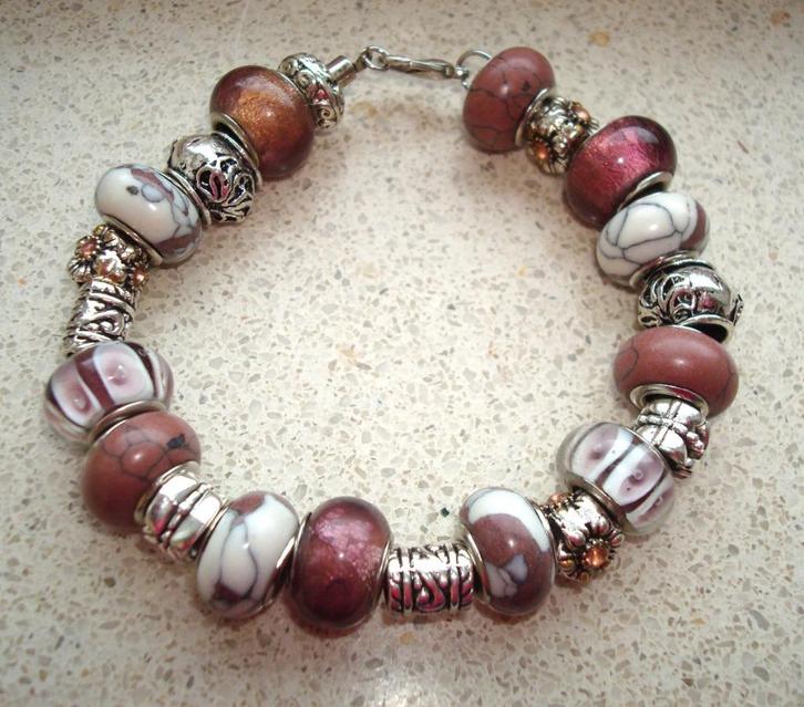 Leren armband met 22 bedels - maat naar wens, Handtassen en Accessoires, Armbanden, Nieuw, Leer, Met bedels of kralen, Verzenden