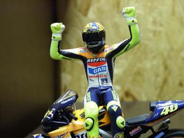 Valentino Rossi figuur sitting 2002 1:12 312020046 disponible aux enchères