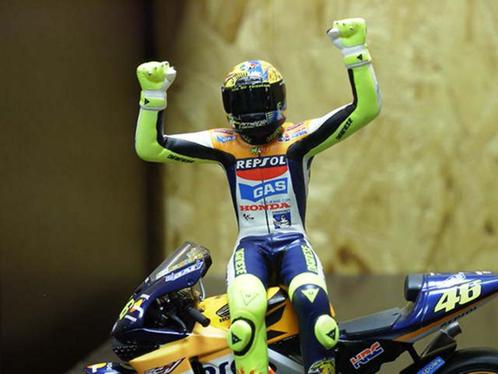 Valentino Rossi figuur sitting 2002 1:12 312020046, Hobby & Loisirs créatifs, Voitures miniatures | 1:5 à 1:12, Neuf, Autres types