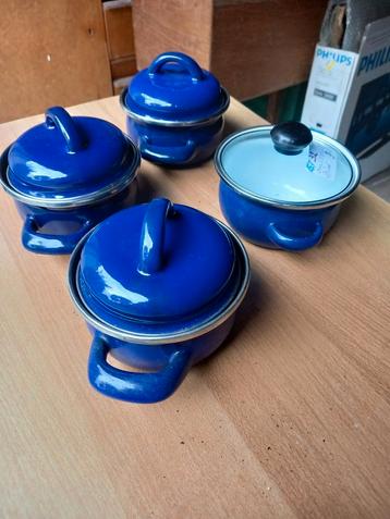 Kleine potten met deksel beschikbaar voor biedingen