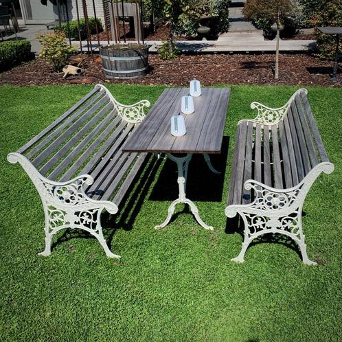 Gietijzeren tuinbankjes met bistro tafel - in Padoek, Tuin en Terras, Tuinbanken, Zo goed als nieuw, Hout, Ophalen