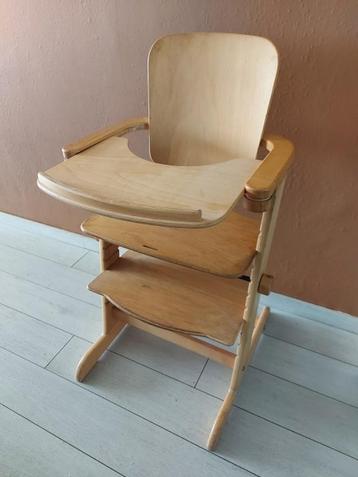 Houten kinderstoel beschikbaar voor biedingen