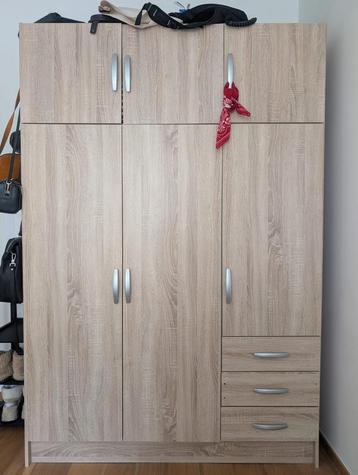 Grote kledingkast met 3 deuren — 135x60x198 cm beschikbaar voor biedingen