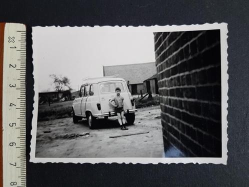 Photo : Garçon près d'une voiture Renault R4, Collections, Photos & Gravures, Comme neuf, Photo, Enfant, 1940 à 1960, Enlèvement ou Envoi