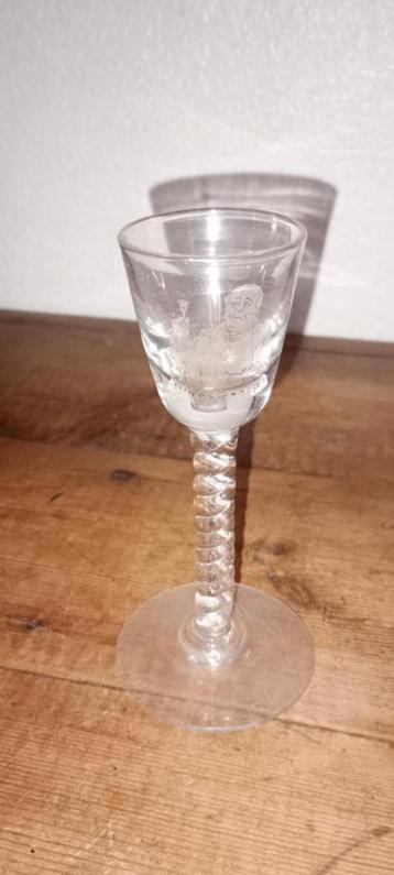 Antiek jeneverbesglas van Hulskamp  beschikbaar voor biedingen