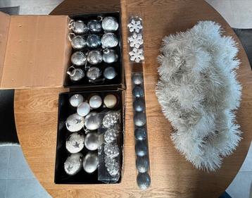 Set kerstdecoratie beschikbaar voor biedingen