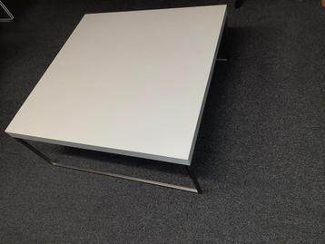 wit houten bijzettafel beschikbaar voor biedingen