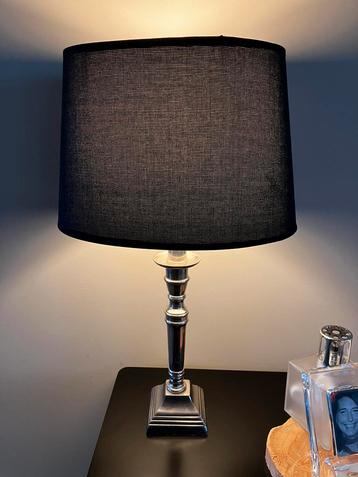 Decoratieve tafellamp met zilverlook voet
