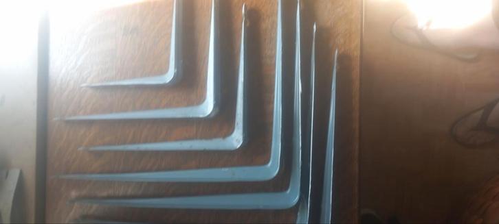 Équerres d'étagères 2 € pièce différentes tailles., Doe-het-zelf en Bouw, Metalen, Zo goed als nieuw, Ophalen