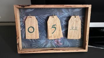 Houten kalender beschikbaar voor biedingen