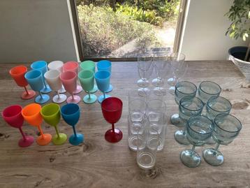 lot 35 degelijke plastic glazen op voet alles 15 euro beschikbaar voor biedingen