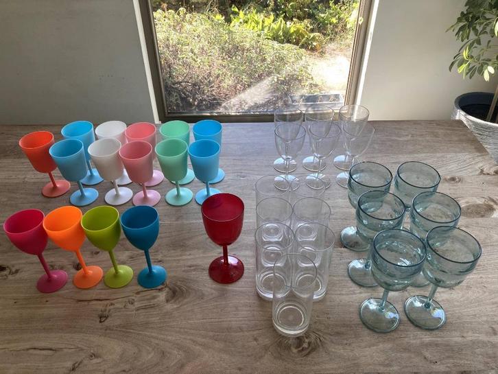 lot 35 degelijke plastic glazen op voet alles 15 euro, Antiek en Kunst, Antiek | Glaswerk en Kristal, Ophalen of Verzenden