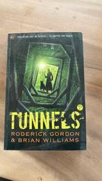 Roderick Gordon - Tunnels deel 1, Boeken, Ophalen of Verzenden, Gelezen, Fictie