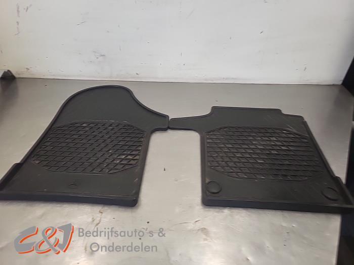 Matten Set van een Mercedes Vito, Auto-onderdelen, Interieur en Bekleding, Mercedes-Benz, Gebruikt, 3 maanden garantie, Ophalen of Verzenden