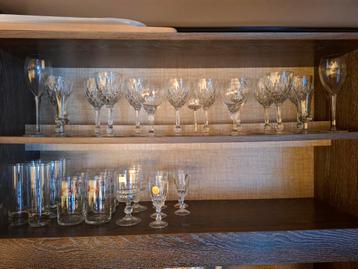 Wijnglazen,cava,water eaulala, leffe klein,andere beschikbaar voor biedingen