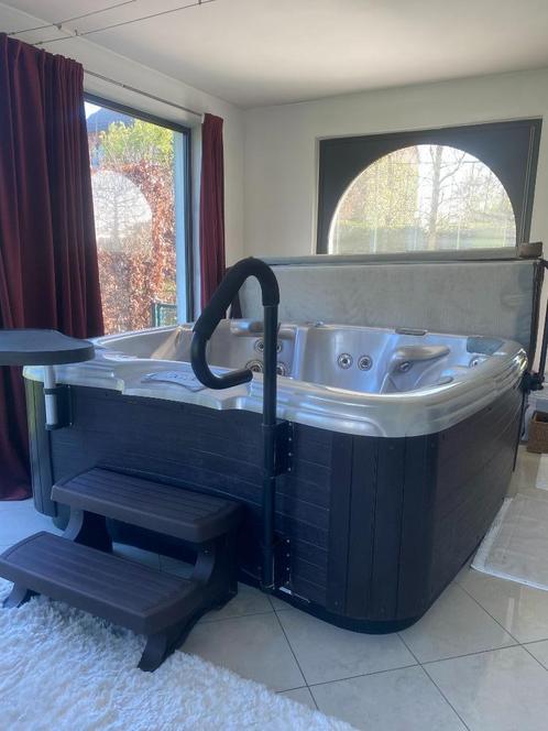 Jacuzzi voor max. 5 personen, Tuin en Terras, Bubbelbaden en Hottubs, Gebruikt, Vast, Afdekzeil, Filter, Pomp, Trap, Ophalen